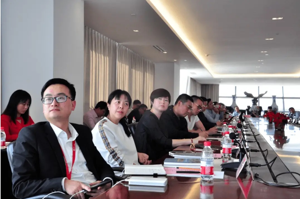 在宁波制造业数字化转型与智能物联网产业交流会上分享“构建数字化业务新模型” 在宁波制造业数字化转型与智能物联网产业交流会上分享“构建数字化业务新模型”